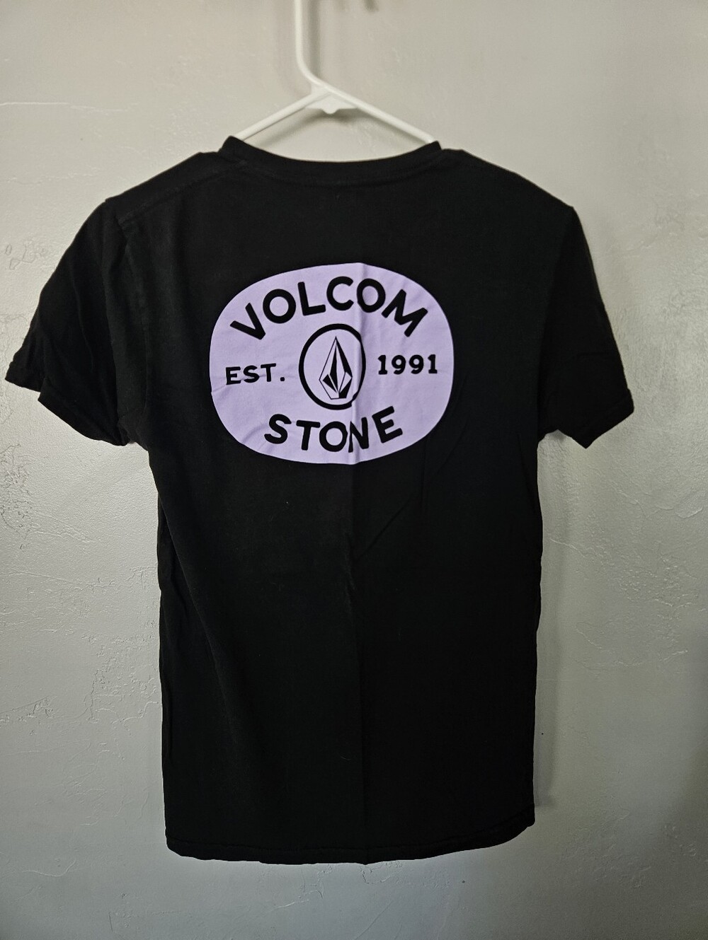 Volcom Black Purple Lavender Logo Men's Small T-Shirt Short Sleeve Skater